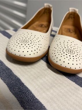 Cliffs by White Mountain Cortney Flats White Perforated Comfort Ballet 8M